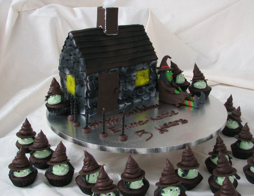 halloween witches house cake with witchy cupcakes